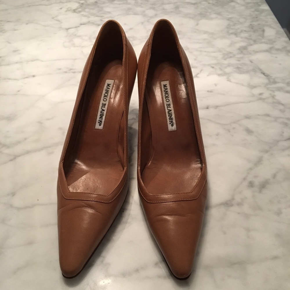 Manolo 2.5in Heel brown pump